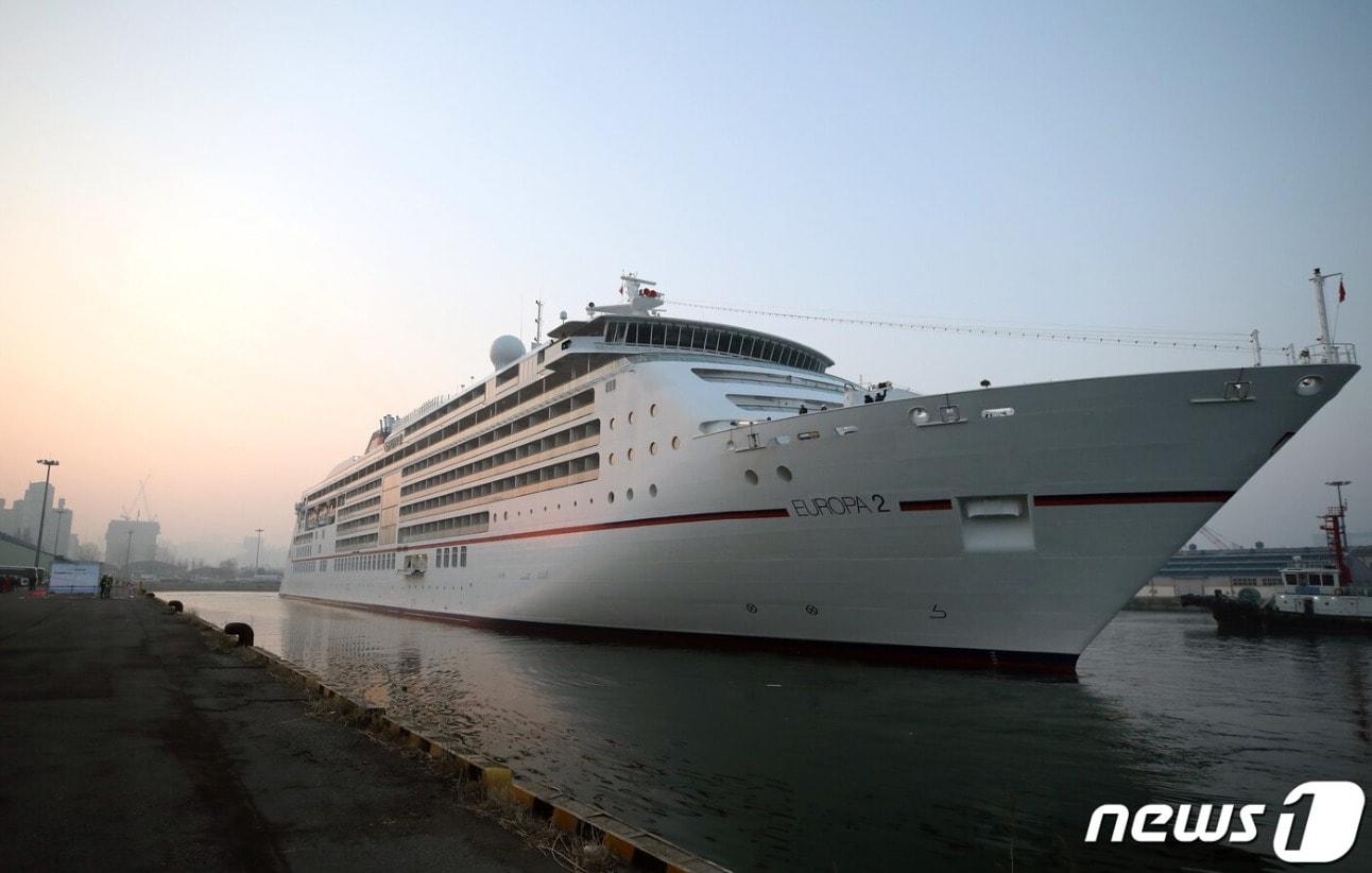 본문 이미지 - 인천 중구 인천항 내항에 크루즈선 유로파(Europa)2호가 입항하고 있다. / 뉴스1