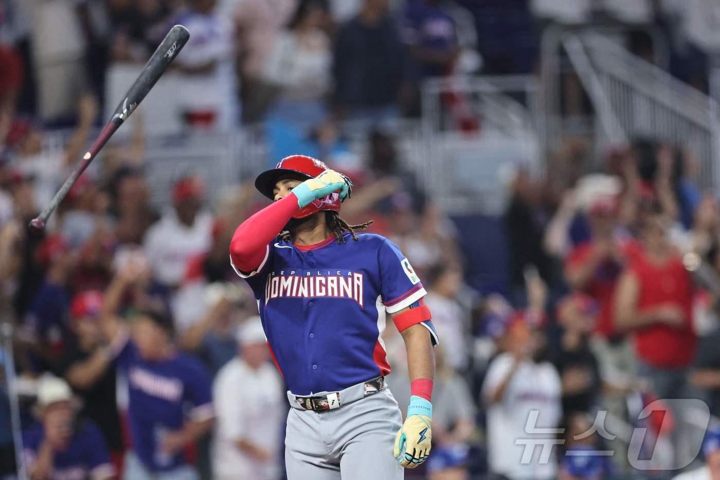 본문 이미지 - 도미니카공화국의 페르난도 타티스 주니어가 10일(한국시간) 열린 2026 WBC 본선 1라운드 D조 이스라엘과의 경기에서 2회 만루홈런을 때린 뒤 방망이를 던지고 있다. ⓒ AFP=뉴스1