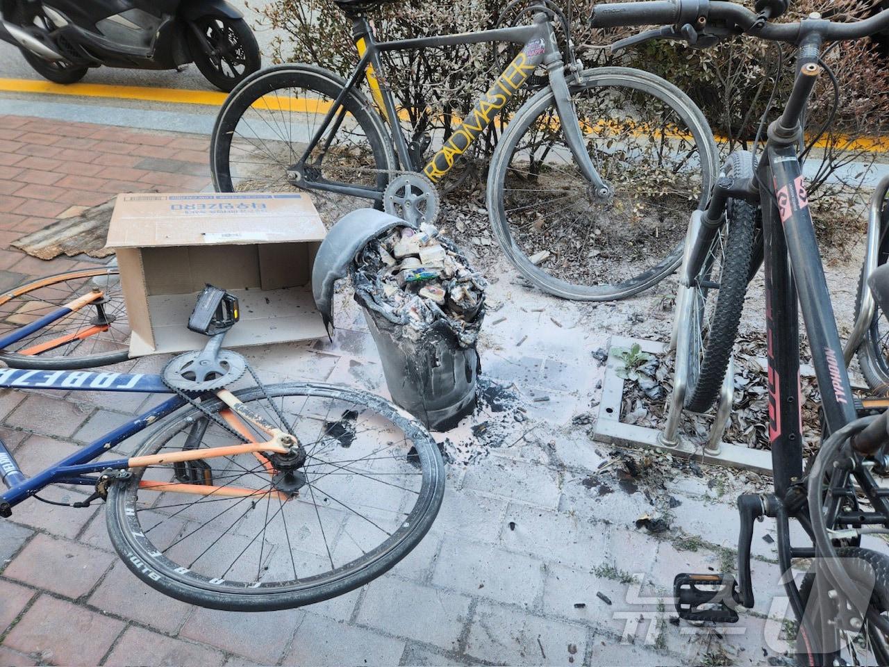 본문 이미지 - 9일 4시쯤 전남 나주시 빛가람동의 한 도로변 쓰레기통에서 불이 나 인근에 세워진 자전거가 소실됐다.(나주소방서 제공, 재배포 및 DB 금지) ⓒ 뉴스1