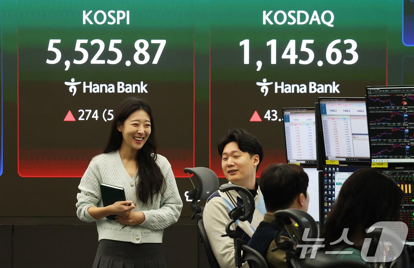 본문 이미지 - 코스피가 급등하며 매수 사이드카가 발동한 10일 오전 서울 중구 하나은행 딜링룸 전광판에 코스피 시황이 표시되고 있다. 2026.3.10 ⓒ 뉴스1 오대일 기자