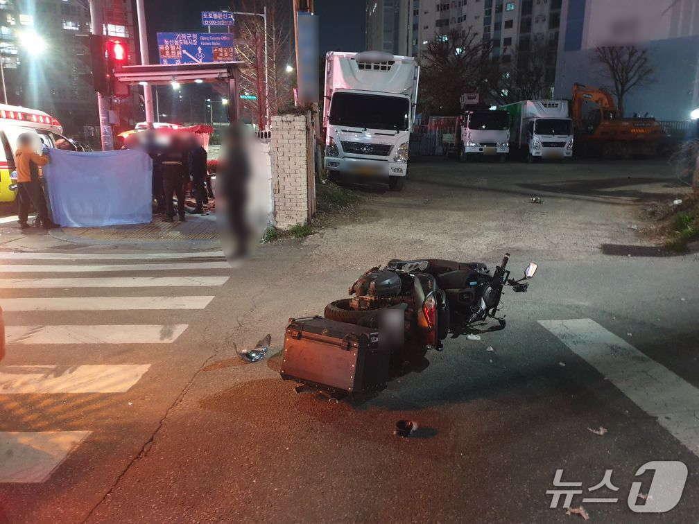 본문 이미지 - 9일 오후 9시 30분께 부산 동래구 수안로8번길 일대에서 발생한 이륜차 2대 충돌 사고 현장.(부산경찰청 제공. 재판매 및 DB금지)