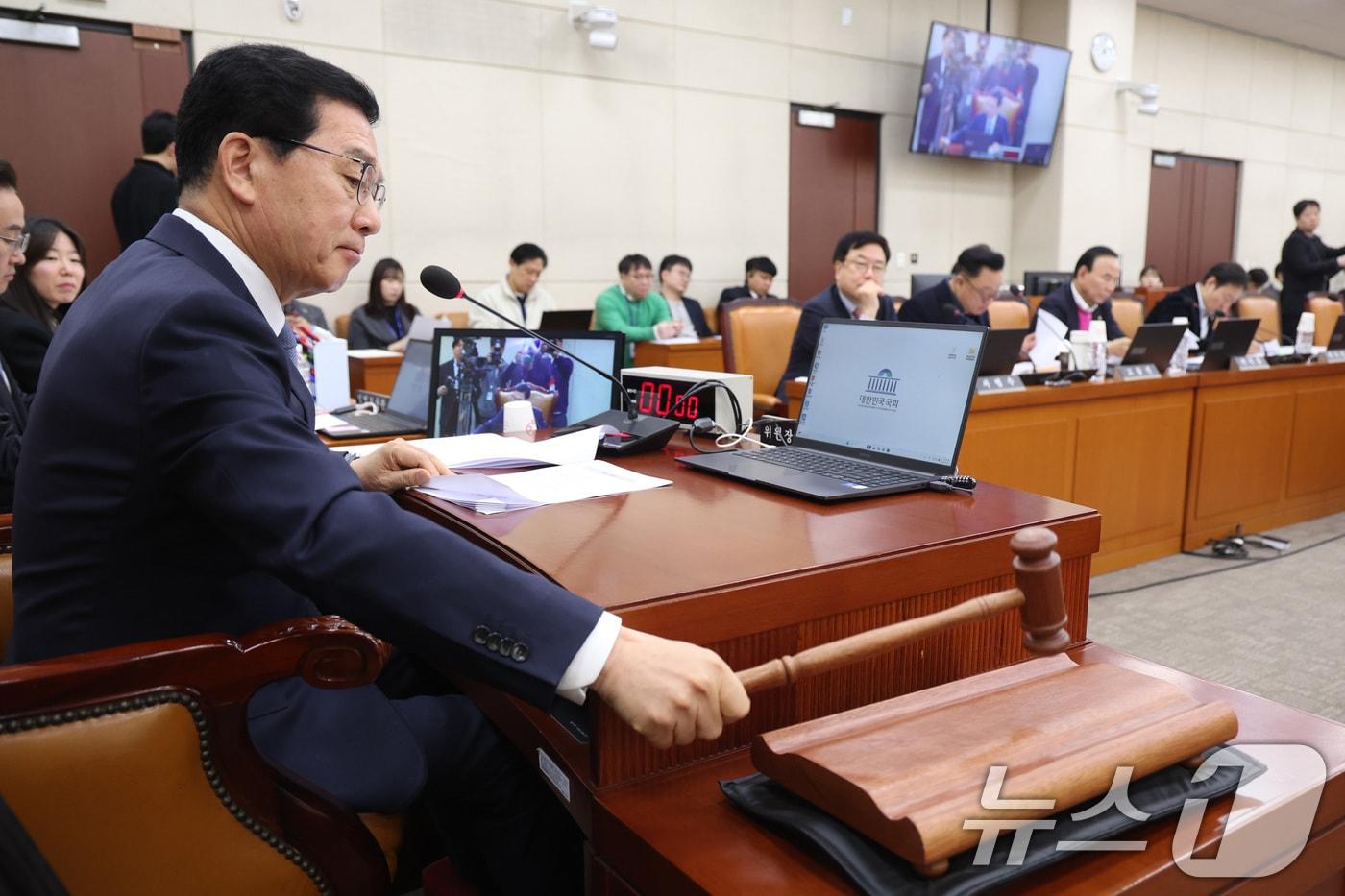 본문 이미지 - 신정훈 위원장이 10일 서울 여의도 국회에서 열린 행정안전위원회 전체회의에서 안건을 상정하고 있다. 2026.3.10 ⓒ 뉴스1 신웅수 기자