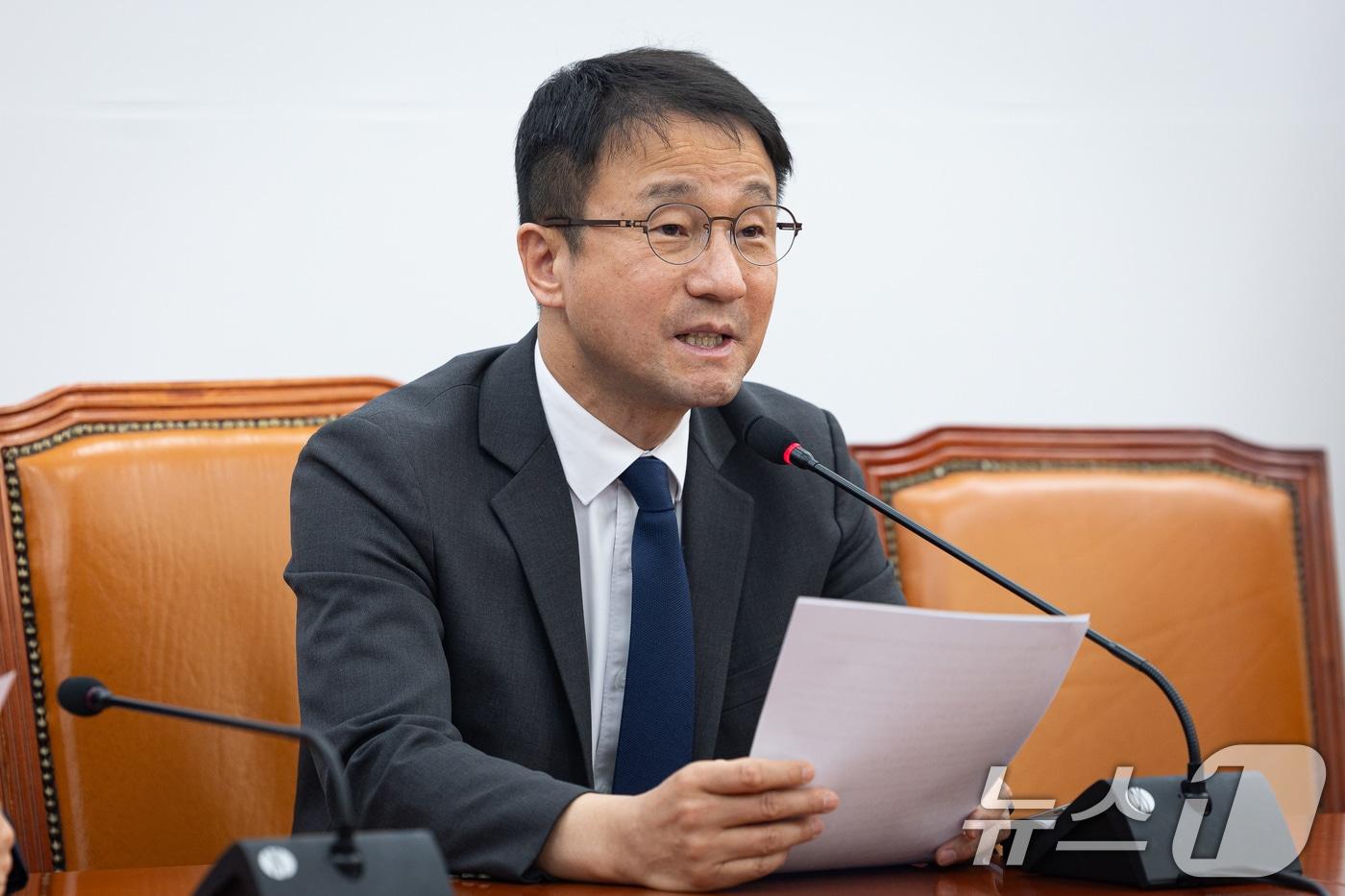 본문 이미지 - 한병도 더불어민주당 원내대표가 10일 서울 여의도 국회에서 열린 원내대책회의에서 모두 발언을 하고 있다. 2026.3.10 ⓒ 뉴스1 유승관 기자