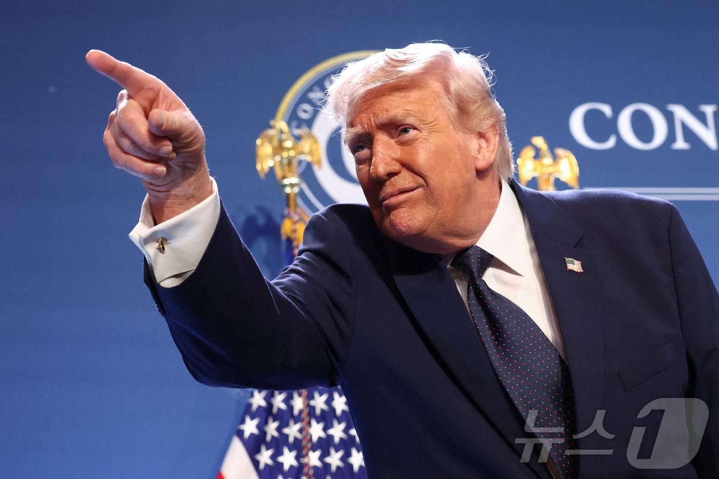 본문 이미지 - 도널드 트럼프 미국 대통령이 이란 전쟁 열흘째인 9일(현지 시간) "우리는 군사적 목표 달성을 향해 주요한 진전을 이루고 있으며, 어떤 이들은 거의 완료됐다고 말한다＂며 조기 종전 가능성을 언급했다. 트럼프 대통령은 이날 미국 플로리다주 도럴의 골프 리조트인 트럼프 내셔널 마이애미에서 기자회견을 열고 이같이 말한 뒤 ＂우리는 이란 내 거의 모든 군사력을 완전히 소탕했다＂고 주장했다. ⓒ 로이터=뉴스1