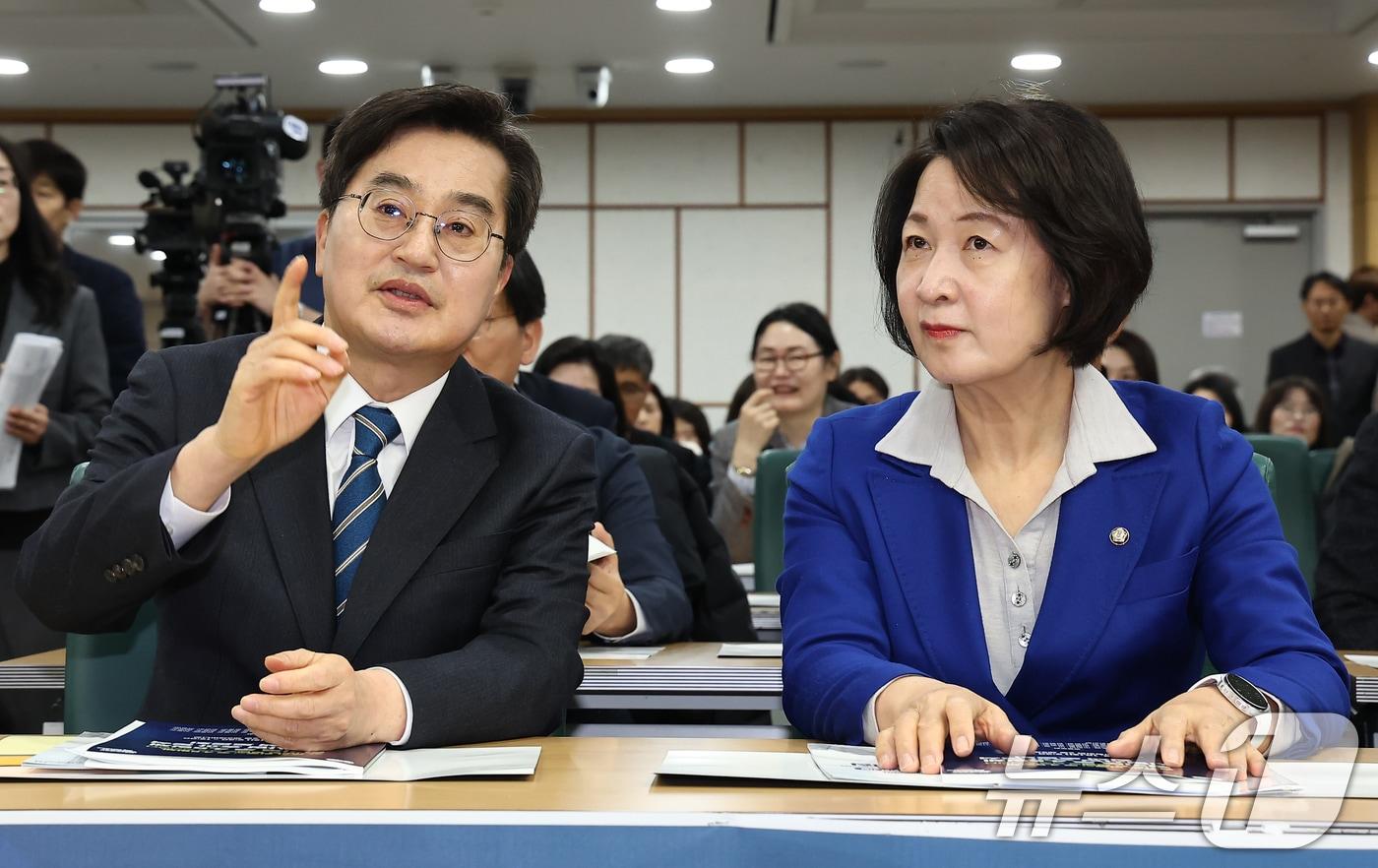 본문 이미지 - 김동연 경기도지사와 추미애 의원이 10일 서울 영등포구 국회 의원회관에서 열린 경기도 주 4.5일제 시범사업 효과 분석 정책 토론회에 참석해 대화를 나누고 있다. 2026.3.10 ⓒ 뉴스1 김도우 기자
