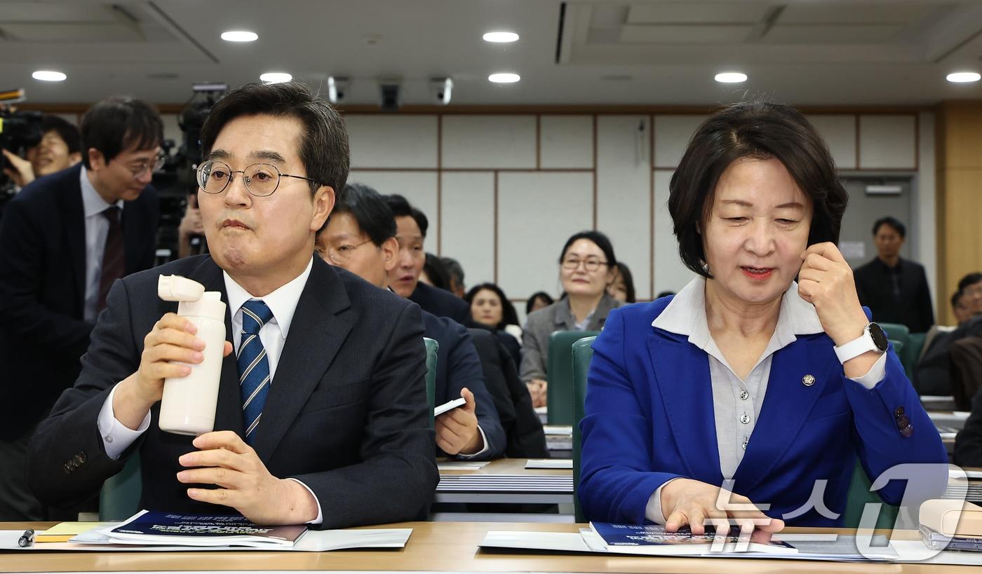 본문 이미지 - 김동연 전 경기도지사와 추미애 경기도지사. 사진은 지난 3월 10일 서울 영등포구 국회 의원회관에서 열린 경기도 주 4.5일제 시범사업 효과 분석 정책 토론회 모습. ⓒ 뉴스1 
