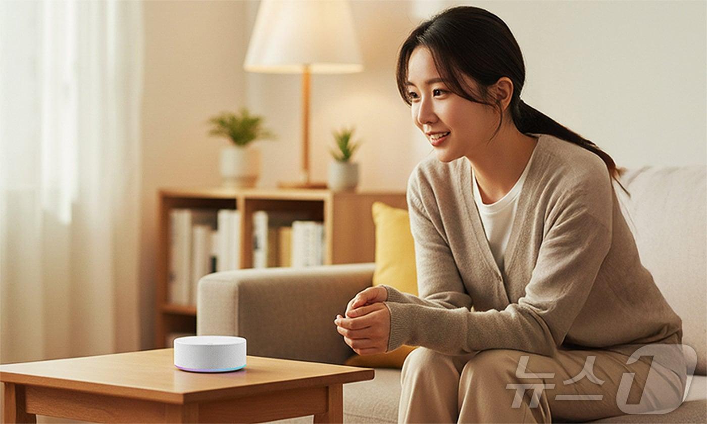 본문 이미지 - LG전자가 아파트 맞춤형 AI홈 솔루션 공급을 늘리며 B2B 사업 성장을 가속화한다고 10일 밝혔다. 사진은 모델이 일상 언어로 대화하면 맥락과 공간을 이해해 연동된 가전과 IoT 기기를 제어하고 서비스까지 연결하는 'LG 씽큐 온'을 체험하는 모습.. (LG전자 제공. 재판매 및 DB 금지) 2026.3.10 ⓒ 뉴스1