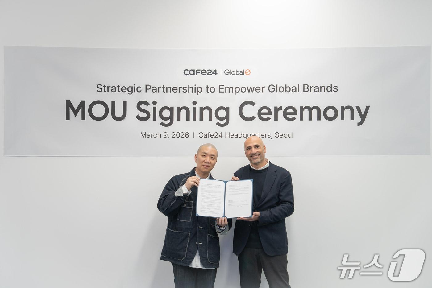 본문 이미지 - 곽형석 카페24 커머스플랫폼팀 총괄팀장(왼쪽)과 란 알모그 글로벌-e 코리아 지사장이 기념사진을 찍고 있다.(카페24 제공)