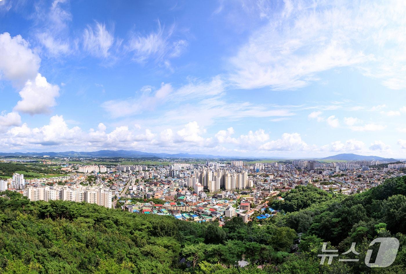 본문 이미지 - 부춘산에서 바라본 서산시내 전경(서산시 제공. 재판매 및 DB금지)2026.3.10/뉴스1