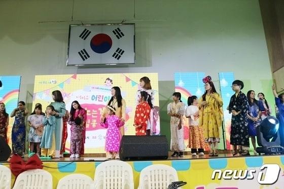 본문 이미지 - 전북 정읍시가 다문화가정과 더불어 사는 지역 사회 조성을 위해 관내 결혼이민자를 대상으로 '고향나들이 지원사업'을 추진한다. 사진은 정읍시 다문화가정 축제 한 장면./뉴스1