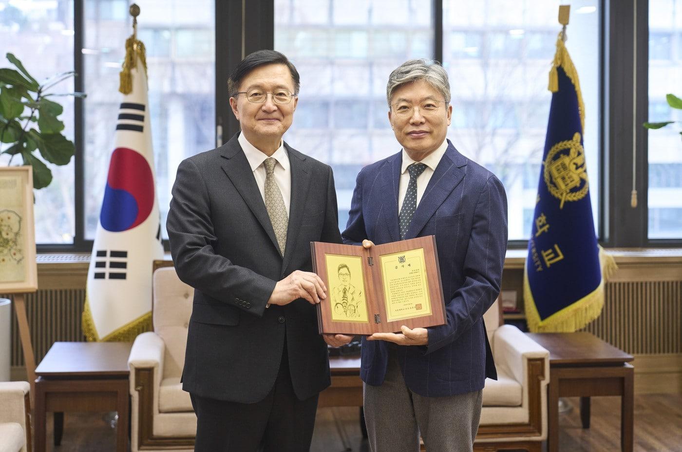 본문 이미지 - 유홍림 서울대 총장(왼쪽)과 김태유 서울대 의과대학 명예교수.(서울대 제공)
