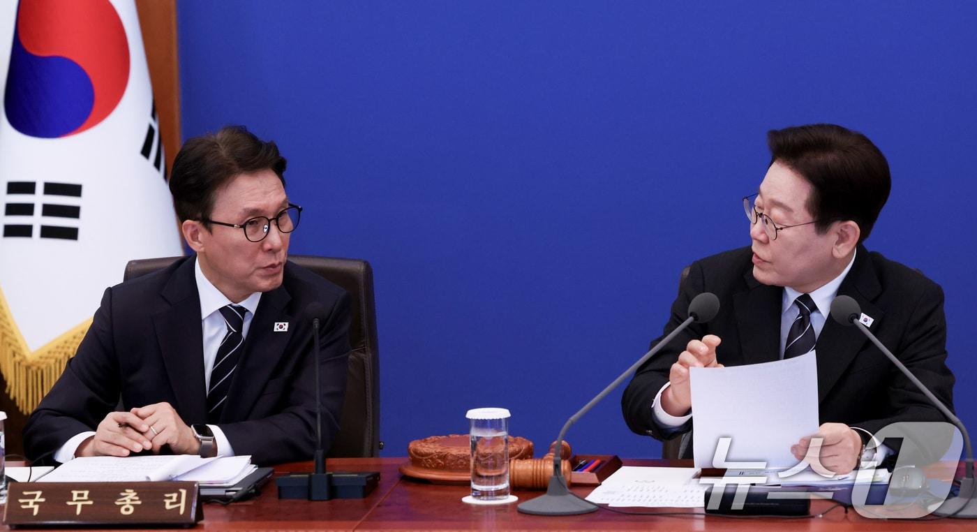 본문 이미지 - 이재명 대통령과 김민석 국무총리가 10일 청와대에서 열린 국무회의에서 대화하고 있다. 2026.3.10 ⓒ 뉴스1 이재명 기자