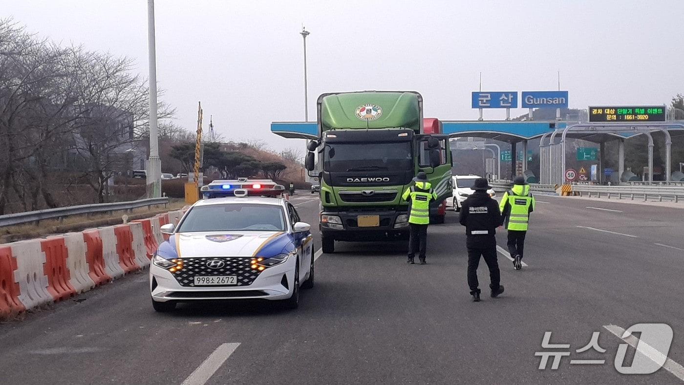 본문 이미지 - 전북경찰이 화물차를 대상으로 특별단속을 하고 있는 모습.(전북경찰청 제공. 재판매 및 DB 금지)