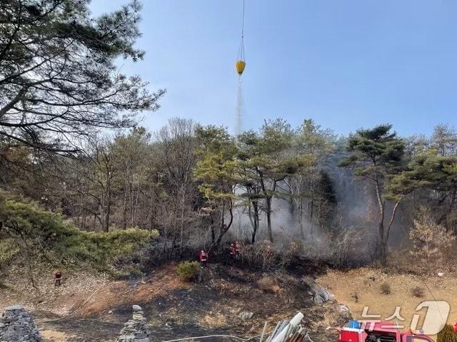 본문 이미지 - 지난 5일 발생한 제천시 송학면 장곡리 산불.(제천소방서 제공. 재판매 및 DB금지)