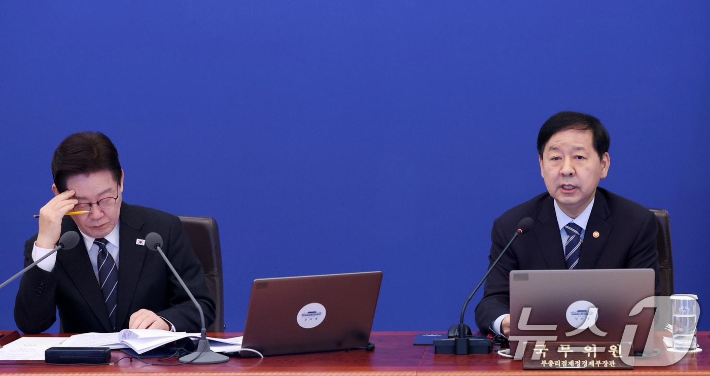 본문 이미지 - 이재명 대통령이 10일 청와대에서 열린 국무회의에서 구윤철 부총리 겸 재정경제부 장관의 중동상황 대응 관련 보고를 경청하고 있다. 2026.3.10 ⓒ 뉴스1 이재명 기자