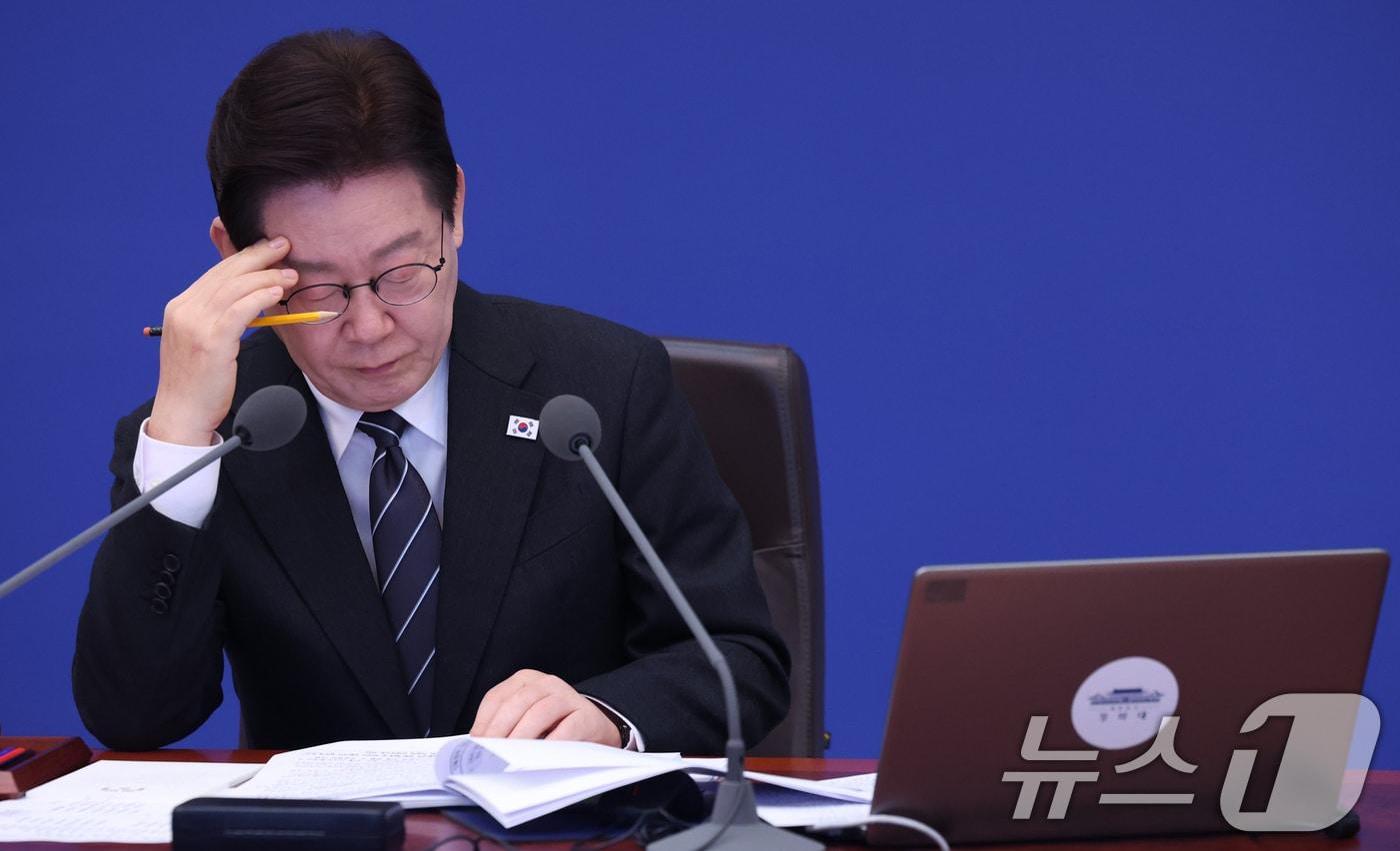 본문 이미지 - 이재명 대통령이 10일 청와대에서 열린 국무회의에서 구윤철 부총리 겸 재정경제부 장관의 중동상황 대응 관련 보고를 경청하고 있다. 2026.3.10 ⓒ 뉴스1 이재명 기자