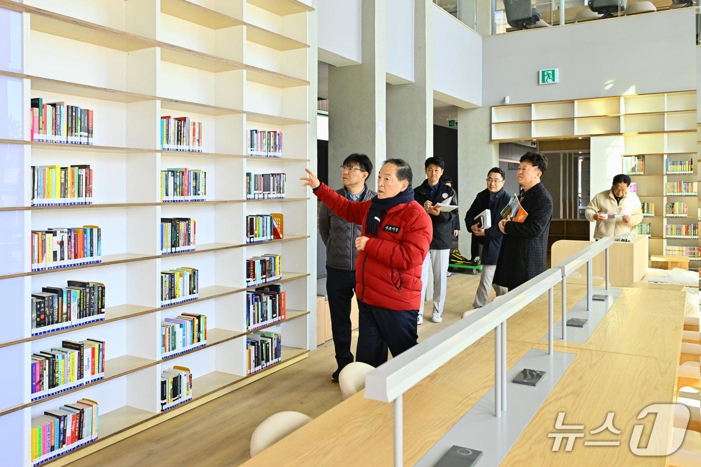 본문 이미지 - 지난달 속초어린이영어도서관 공사현장 방문한 이병선 시장.(속초시 제공, 재판매 및 DB 금지)