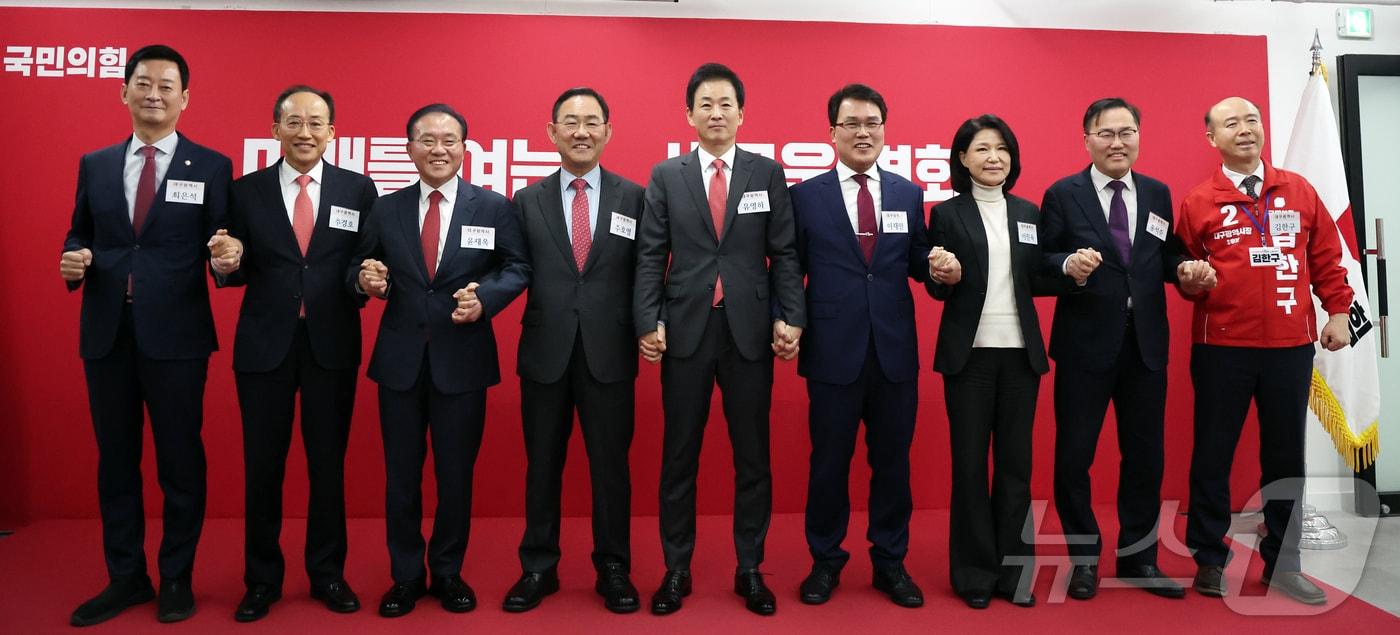 본문 이미지 - 국민의힘 대구시장 공천 후보로 나선 최은석 의원(왼쪽부터), 추경호 의원, 윤재옥 의원, 주호영 의원, 유영하 의원, 이재만 전 대구 동구청장, 이진숙 전 방송통신위원장, 홍석준 전 의원, 김한구 전 현대차 노조 대의원이 지난 10일 서울 영등포구 여의도 국민의힘 당사에서 열린 6·3 지방선거 광역단체장 및 중앙당 관할 기초단체장 후보자 면접에 참석해 기념 촬영을 하고 있다. 2026.3.10 ⓒ 뉴스1 김진환 기자