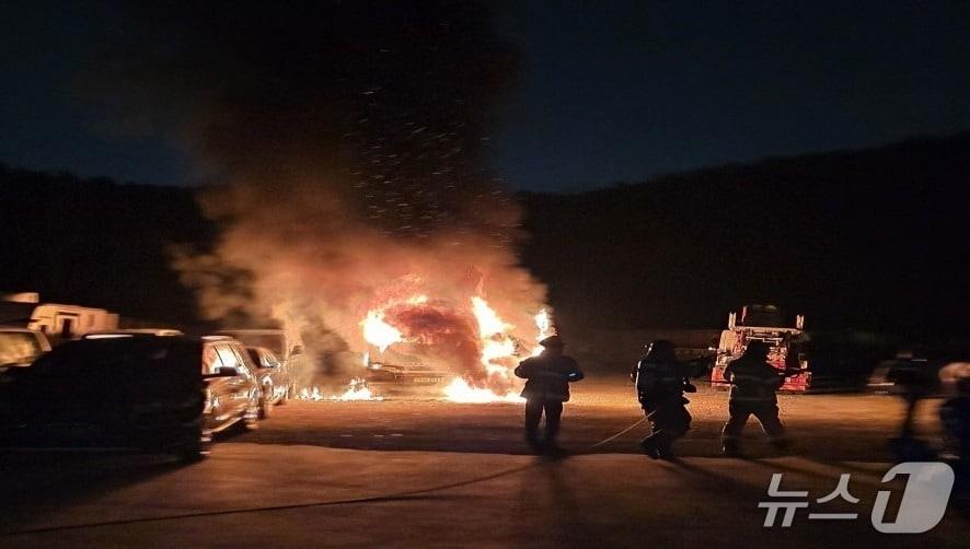 본문 이미지 - 10일 0시49분쯤 대구 서구 상리동의 한 영업용 차량 보관 차고지에 주차돼 있던 5.5톤 화물차에서 불이 나 소방 당국이 진화 작업을 벌였다.(대구 서부소방서 제공. 재판매 및 DB금지)