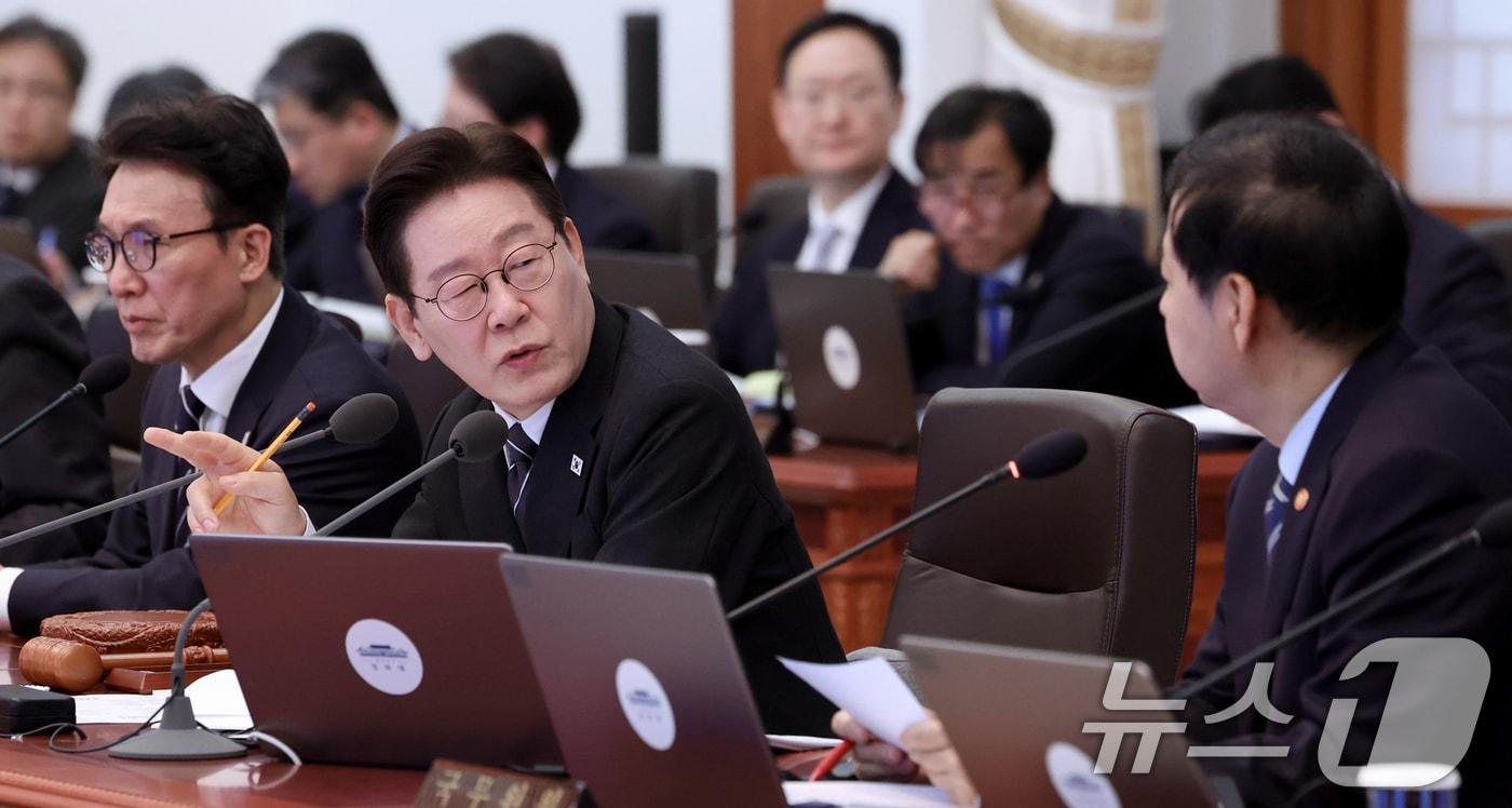 본문 이미지 - 이재명 대통령이 10일 청와대에서 열린 국무회의에서 구윤철 부총리 겸 재정경제부 장관에게 질의하고 있다. 2026.3.10 ⓒ 뉴스1 이재명 기자