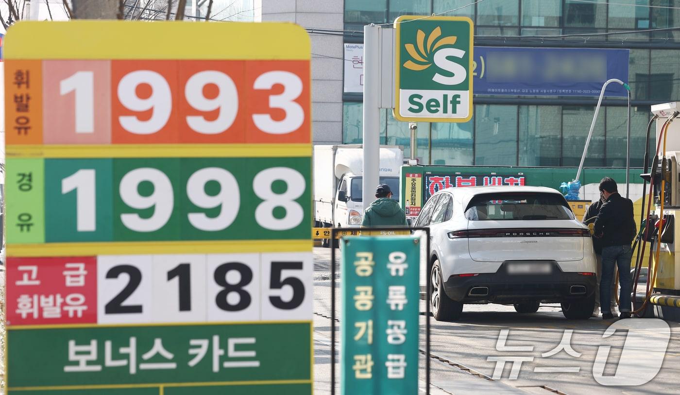 본문 이미지 - 중동 사태 영향으로 기름값이 2000원에 육박할 정도로 치솟자 정부가 석유 최고가격 제도를 시행하기로 한 10일 오전 서울 성북구의 한 주유소에서 시민이 주유를 하고 있다. 2026.3.10 ⓒ 뉴스1 김민지 기자