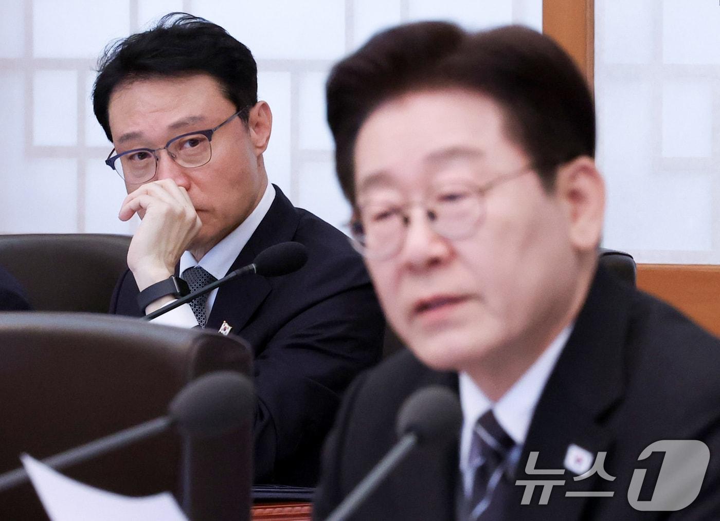 본문 이미지 - 이규연 홍보소통수석이 지난달 청와대에서 열린 국무회의에서 이재명 대통령의 발언을 듣고 있다. 2026.3.10 ⓒ 뉴스1 이재명 기자