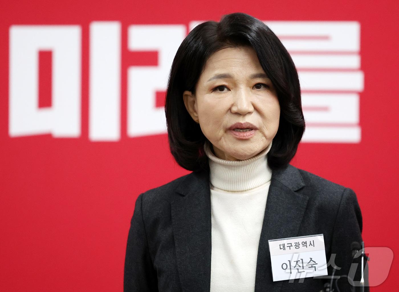 본문 이미지 - 6·3 지방선거 대구시장 공천 후보로 나선 이진숙 전 방송통신위원장이 10일 서울 영등포구 여의도 국민의힘 당사에서 열린 6·3 지방선거 광역단체장 및 중앙당 관할 기초단체장 후보자 면접을 마친 뒤 취재진 질문에 답변하고 있다. 2026.3.10 ⓒ 뉴스1 김진환 기자
