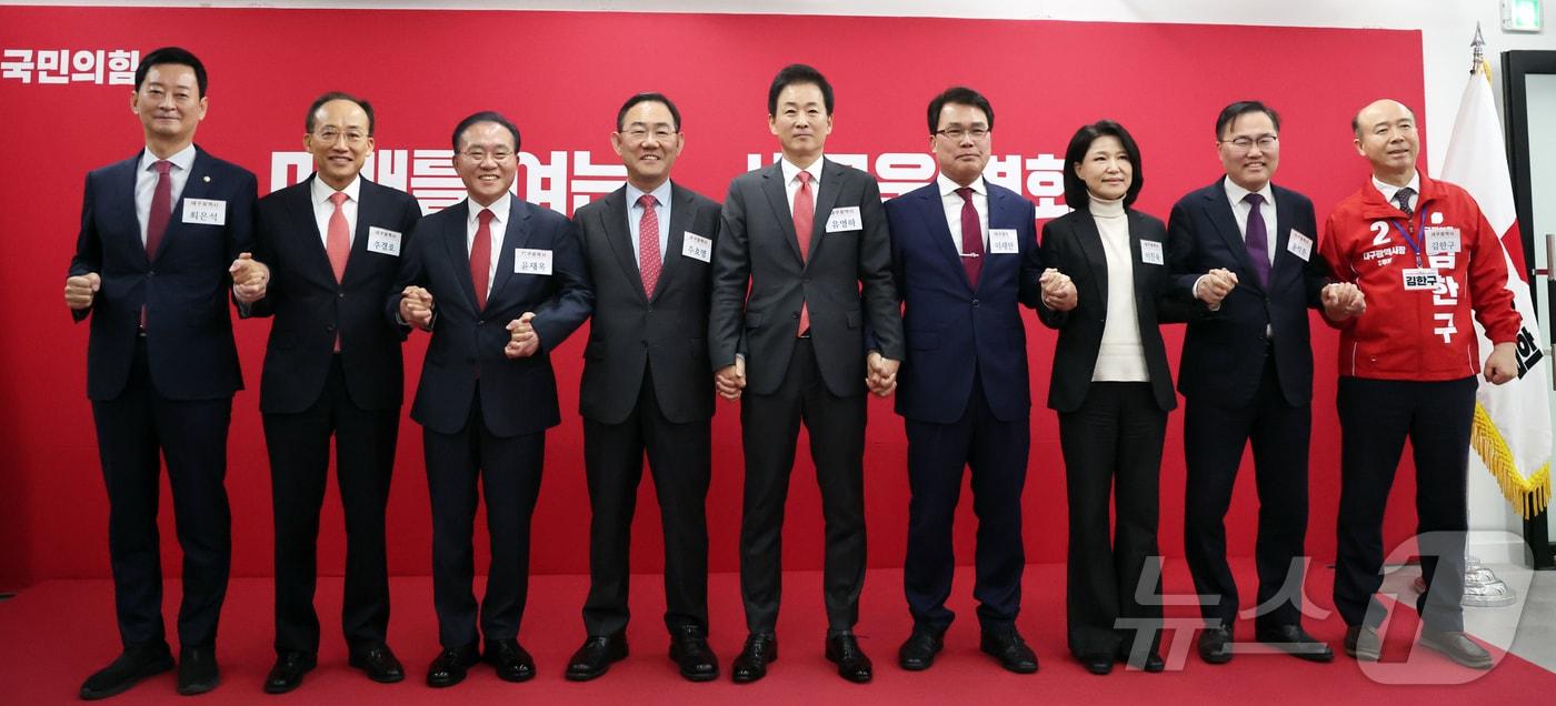 본문 이미지 - 국민의힘 대구시장 공천 후보로 나선 최은석 의원(왼쪽부터), 추경호 의원, 윤재옥 의원, 주호영 의원, 유영하 의원, 이재만 전 대구 동구청장, 이진숙 전 방송통신위원장, 홍석준 전 의원, 김한구 전 현대차 노조 대의원이 지난 10일 서울 국민의힘 당사에서 열린 6·3 지방선거 광역단체장 및 중앙당 관할 기초단체장 후보자 면접에 참석해 기념 촬영을 하고 있다. 2026.3.10 ⓒ 뉴스1 김진환 기자