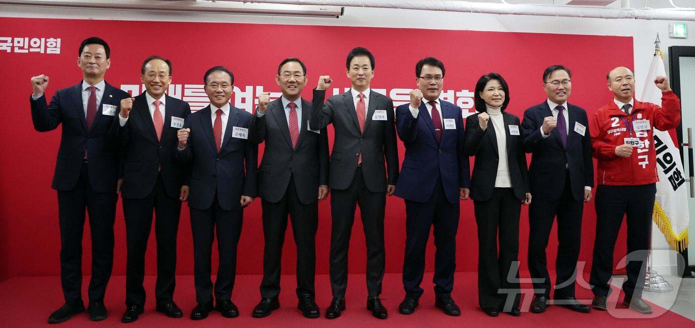 본문 이미지 - 국민의힘 대구시장 공천 후보로 나선 최은석 의원(왼쪽부터), 추경호 의원, 윤재옥 의원, 주호영 의원, 유영하 의원, 이재만 전 대구 동구청장, 이진숙 전 방송통신위원장, 홍석준 전 의원, 김한구 전 현대차 노조 대의원이 10일 서울 영등포구 여의도 국민의힘 당사에서 열린 6·3 지방선거 광역단체장 및 중앙당 관할 기초단체장 후보자 면접에 참석해 기념 촬영을 하고 있다. 2026.3.10 ⓒ 뉴스1 김진환 기자