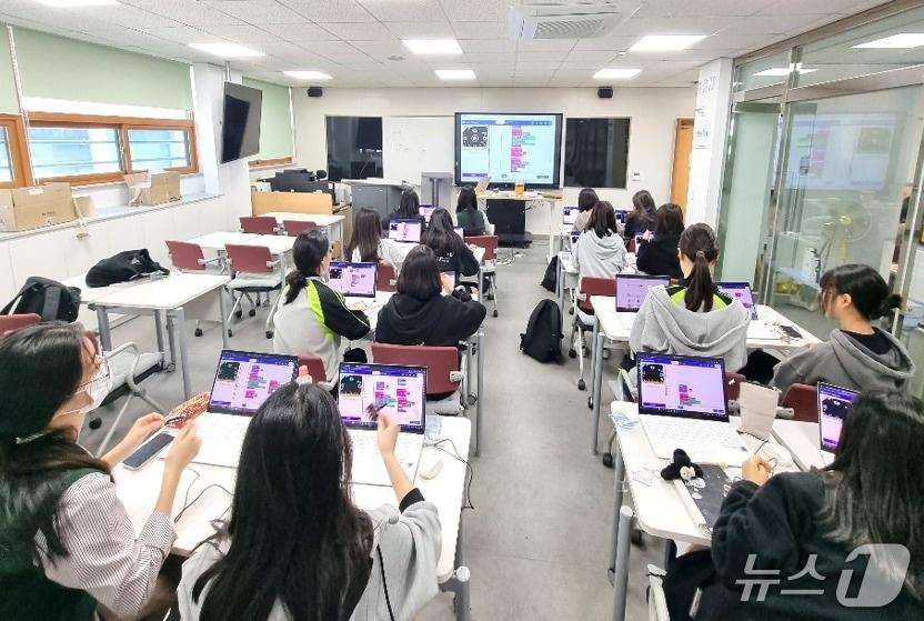 본문 이미지 - 2025년 금빛학교 내 진학 관련 프로그램에서 학생들이 교육을 받고 있다.(금천구 제공)