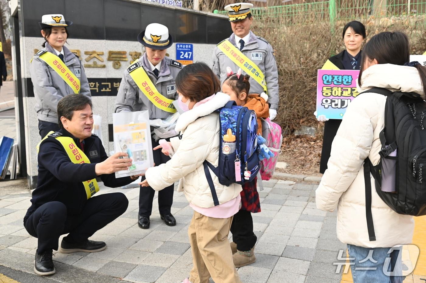 본문 이미지 - 새 학기 어린이 교통안전 캠페인.(강원경찰청 제공. 재판매 및 DB금지)/뉴스1