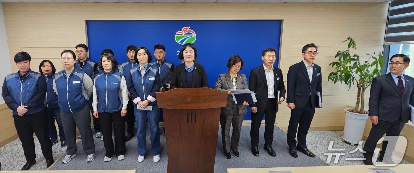 본문 이미지 - 거창군 공무원들이 10일 군청 브리핑룸에서 '공무원 대상 협박 및 폭언 행위 강력 규탄'을 촉구하고 있다. 2026.3.10/뉴스1 한송학기자