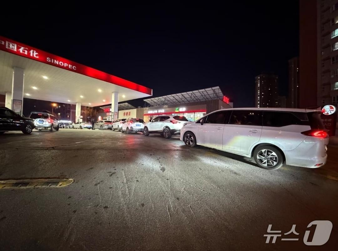 본문 이미지 - 중국의 한 주유소에 주유를 위한 차량이 길게 줄을 서 있다. (샤오훙슈 갈무리)