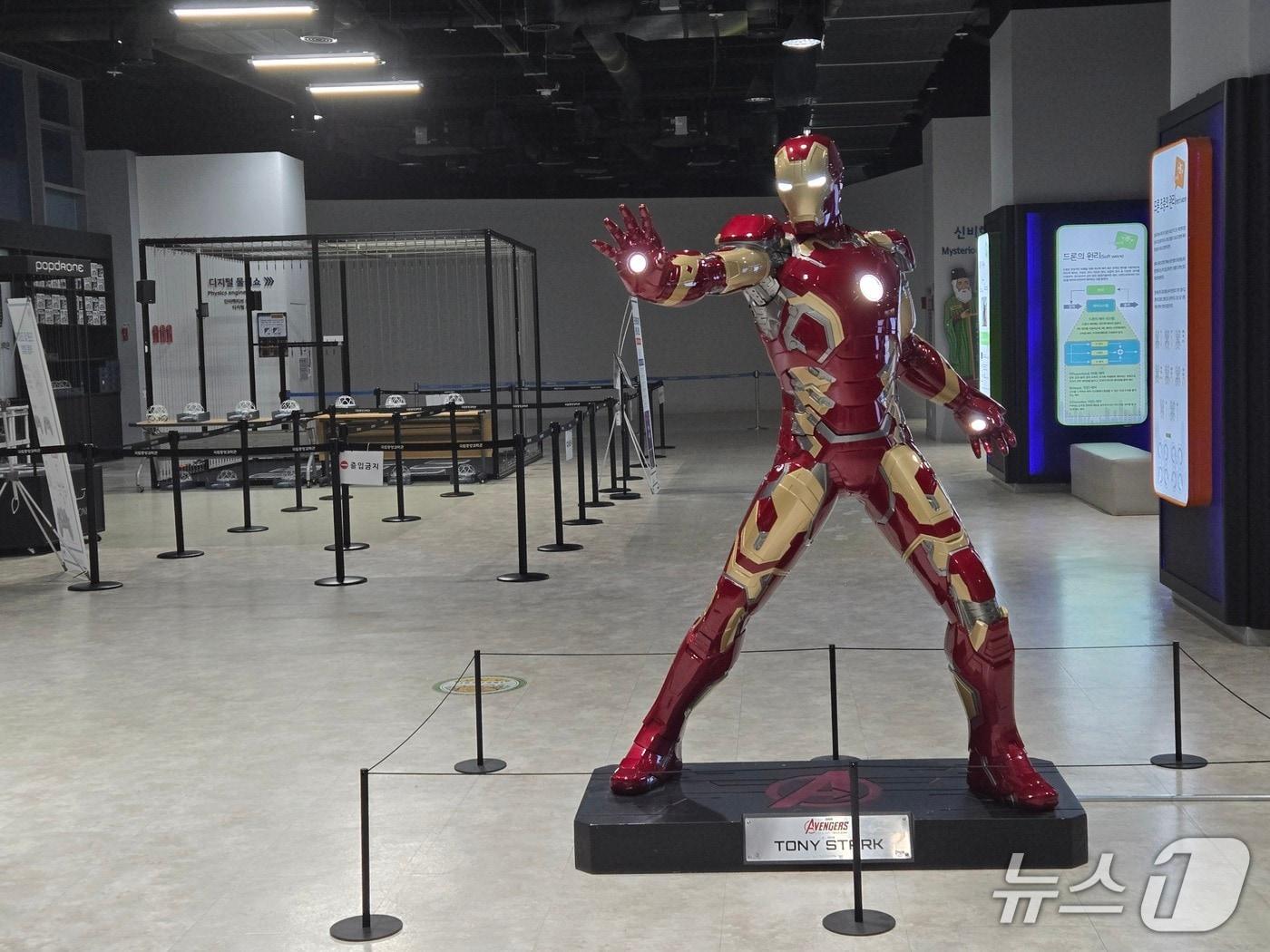 본문 이미지 - 국립중앙과학관 창의나래관에 선공개된 아이언맨 피규어(중앙과학관 제공) /뉴스1