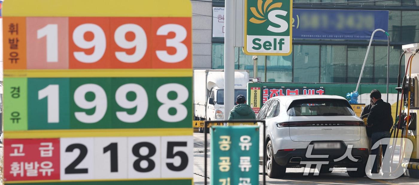 본문 이미지 - 10일 오전 서울 성북구의 한 주유소에서 시민이 주유를 하고 있다. 2026.3.10 ⓒ 뉴스1 김민지 기자