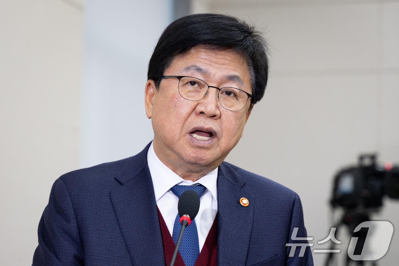 본문 이미지 - 최교진 교육부 장관이 10일 서울 여의도 국회에서 열린 제433회 국회(임시회) 교육위원회 제1차 전체회의에서 법안 의결 인사말을 하고 있다. 2026.3.10 ⓒ 뉴스1 유승관 기자