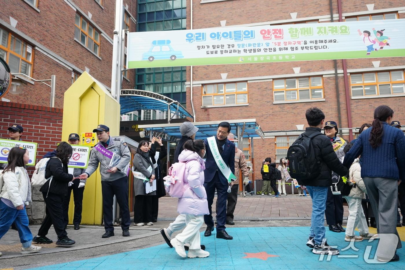 본문 이미지 - 성북구가 장곡초등학교 앞에서 어린이 교통안전 캠페인을 진행하며 학생들의 안전한 등굣길을 지도하고 있다.(성북구 제공)
