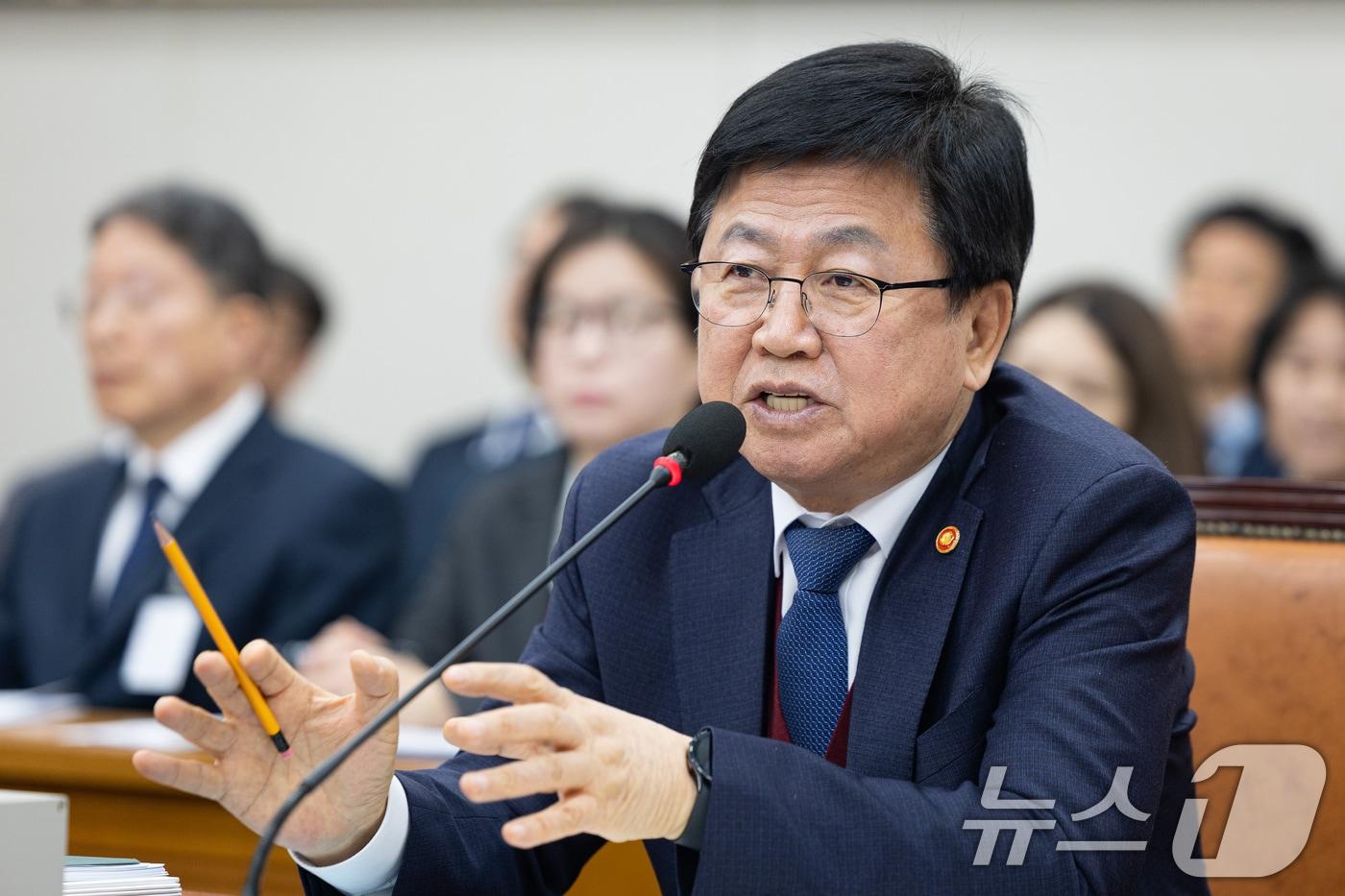 본문 이미지 - 최교진 교육부 장관이 10일 서울 여의도 국회에서 열린 제433회 국회(임시회) 교육위원회 제1차 전체회의에서 의원 질의에 답하고 있다. 2026.3.10 ⓒ 뉴스1 유승관 기자