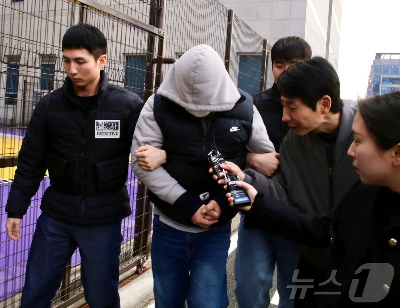 본문 이미지 - 충북 옥천군에서 금전문제로 지인을 살해한 뒤 시신을 야산에 유기한 40대 남성 A 씨가 9일 청주지법에서 구속 전 피의자 심문(영장실질심사)을 받기 위해 출석하고 있다. 2026.03.09. 장예린 기자