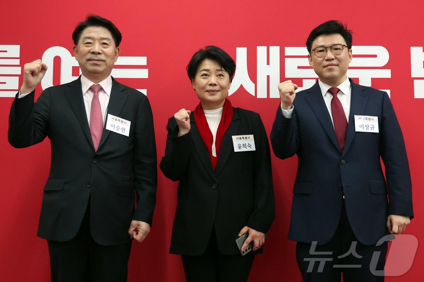 본문 이미지 - 지난 10일 6·3 지방선거 서울시장 공천 후보로 나선 이승현 한국무역협회 부회장(왼쪽부터), 윤희숙 전 의원, 이상규 서울 성북을 당협위원장이 서울 영등포구 여의도 국민의힘 당사에서 열린 6·3 지방선거 광역단체장 및 중앙당 관할 기초단체장 후보자 면접에 앞서 기념 촬영을 하고 있다. 당 공천관리위원회는 1차 공모 날짜(9일) 응한 이들  3명 중 이 부회장과 이상규 당협위원장을 컷오프했다. 2026.3.10 ⓒ 뉴스1 김진환 기자