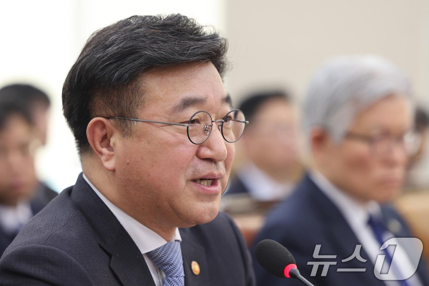 본문 이미지 - 윤호중 행정안전부 장관이 10일 서울 여의도 국회에서 열린 행정안전위원회 전체회의에서 의원 질의에 답변하고 있다. 2026.3.10 ⓒ 뉴스1 신웅수 기자