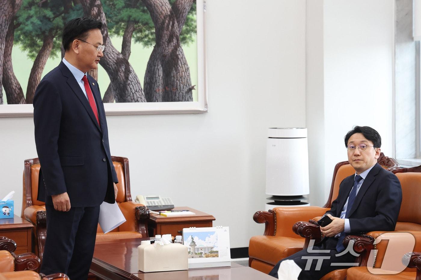 본문 이미지 - 천준호 더불어민주당 원내운영수석부대표와 유상범 국민의힘 원내운영수석부대표가 10일 서울 여의도 국회에서 회동하고 있다. 2026.3.10 ⓒ 뉴스1 신웅수 기자