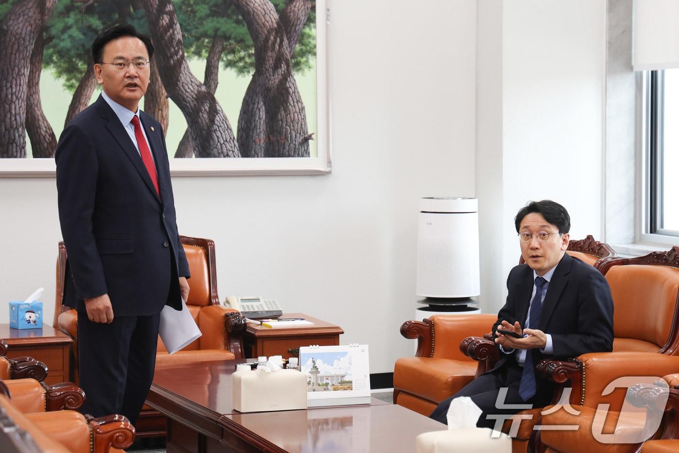 본문 이미지 - 천준호 더불어민주당 원내운영수석부대표와 유상범 국민의힘 원내운영수석부대표가 10일 서울 여의도 국회에서 회동하고 있다. 2026.3.10 ⓒ 뉴스1 신웅수 기자