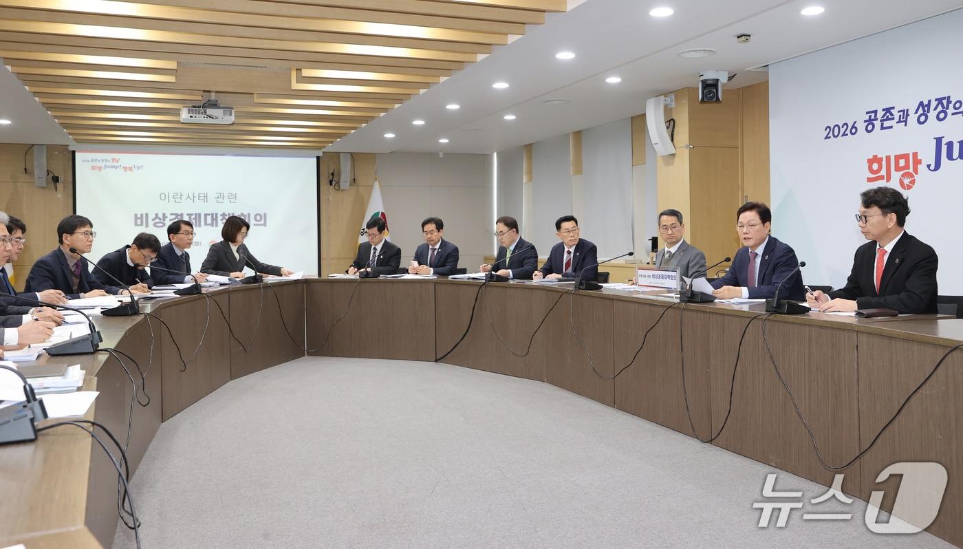 본문 이미지 - 10일 경남도청 회의실에서 박완수 지사 주재로 전 실·국장이 참여하는 '비상경제대책회의'가 열리고 있다.(경남도 제공. 재판매 및 DB금지)