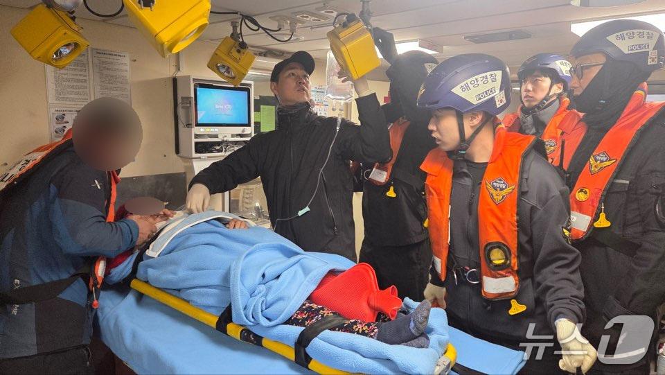 본문 이미지 - 목포해경 함정에서 환자가 긴급 처치를 받고 있다.(사진=목포해경 제공. 재판매 및 DB 금지)