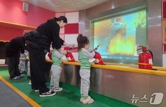 본문 이미지 -  부산 금정구 두구동 스포원파크 재난안전체험관에서 '안전 체험 교실'을 운영하는 모습. (부산시설공단 제공. 재판매 및 DB금지)