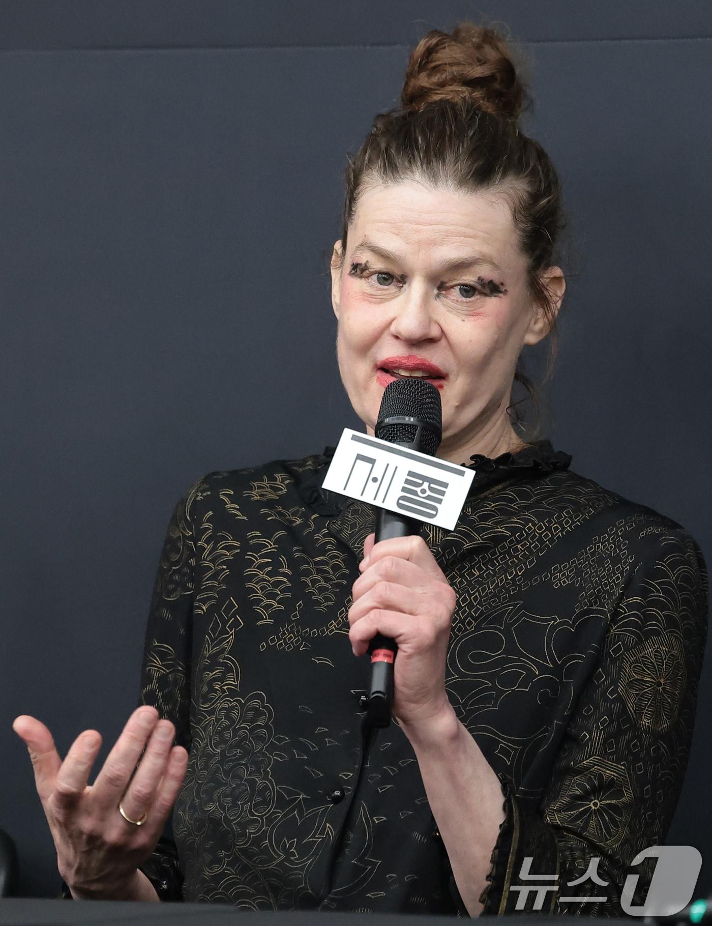 본문 이미지 - 서울시발레단 한국 초연작 'Jakie' 안무가 샤론 에얄이 10일 서울 종로구 세종문화회관 예술동에서 열린 내한 기자간담회에서 취재진 질문에 답하고 있다. 2026.3.10 ⓒ 뉴스1 권현진 기자