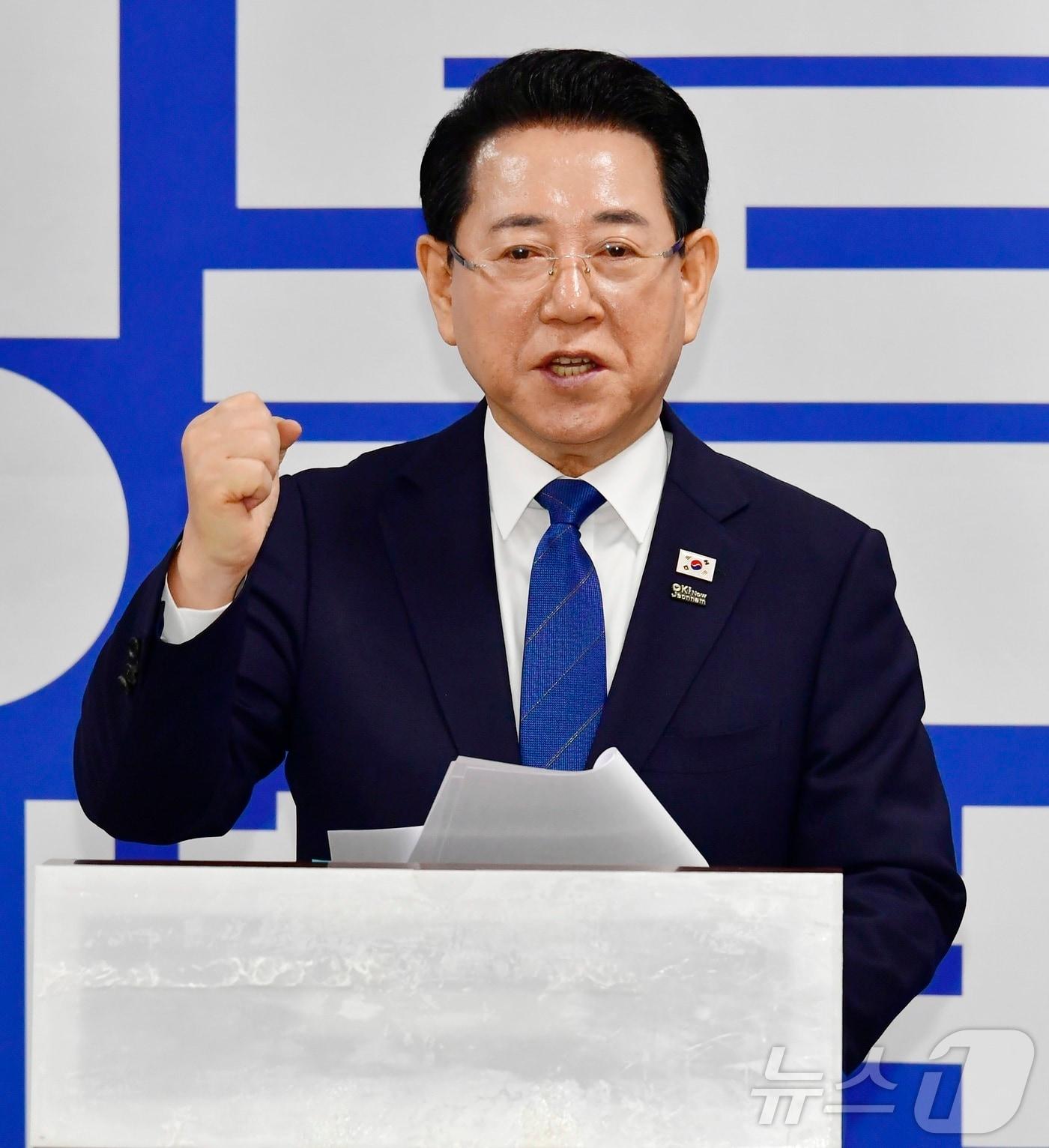 본문 이미지 - 전남광주특별시장 선거에 출마한 김영록 전남지사가 10일 오전 광주시의회 브리핑룸에서 출마 기자회견을 하고 있다.(독자제공. 재배포 및 DB 금지)