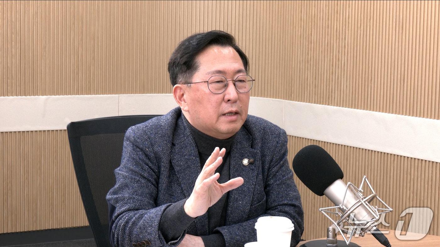 본문 이미지 - 유용원 국민의힘 의원이 10일 뉴스1TV '팩트앤뷰'에 출연해 질문에 답하고 있다.(뉴스1TV '팩트앤뷰' 캡처)