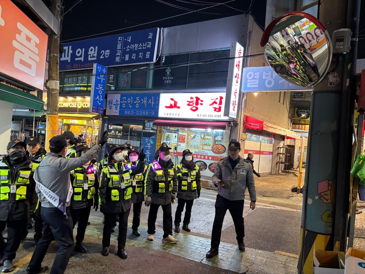 본문 이미지 - 이달 9일 서울 관악경찰서는 서울경찰 기본질서 리디자인과 연계한 지역안심 대진단을 실시했다. 진단 첫날 순찰에서 자율방범대 및 지역경찰이 훼손된 도로 반사경을 발견하는 모습이다.(서울 관악경찰서 제공)